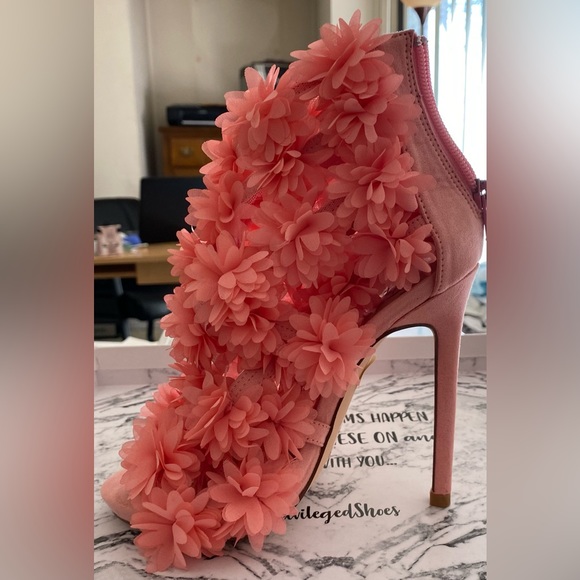 Closing sale! New Direct from Manufacturer! Floral strappy peep toe heels - Picture 2 of 2